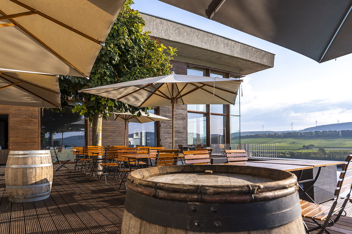 Le domaine s’étend sur 22 hectares surplombant la Moselle luxembourgeoise, sur lesquels est posé le majestueux site de production (crédit Domaine Henri Ruppert)