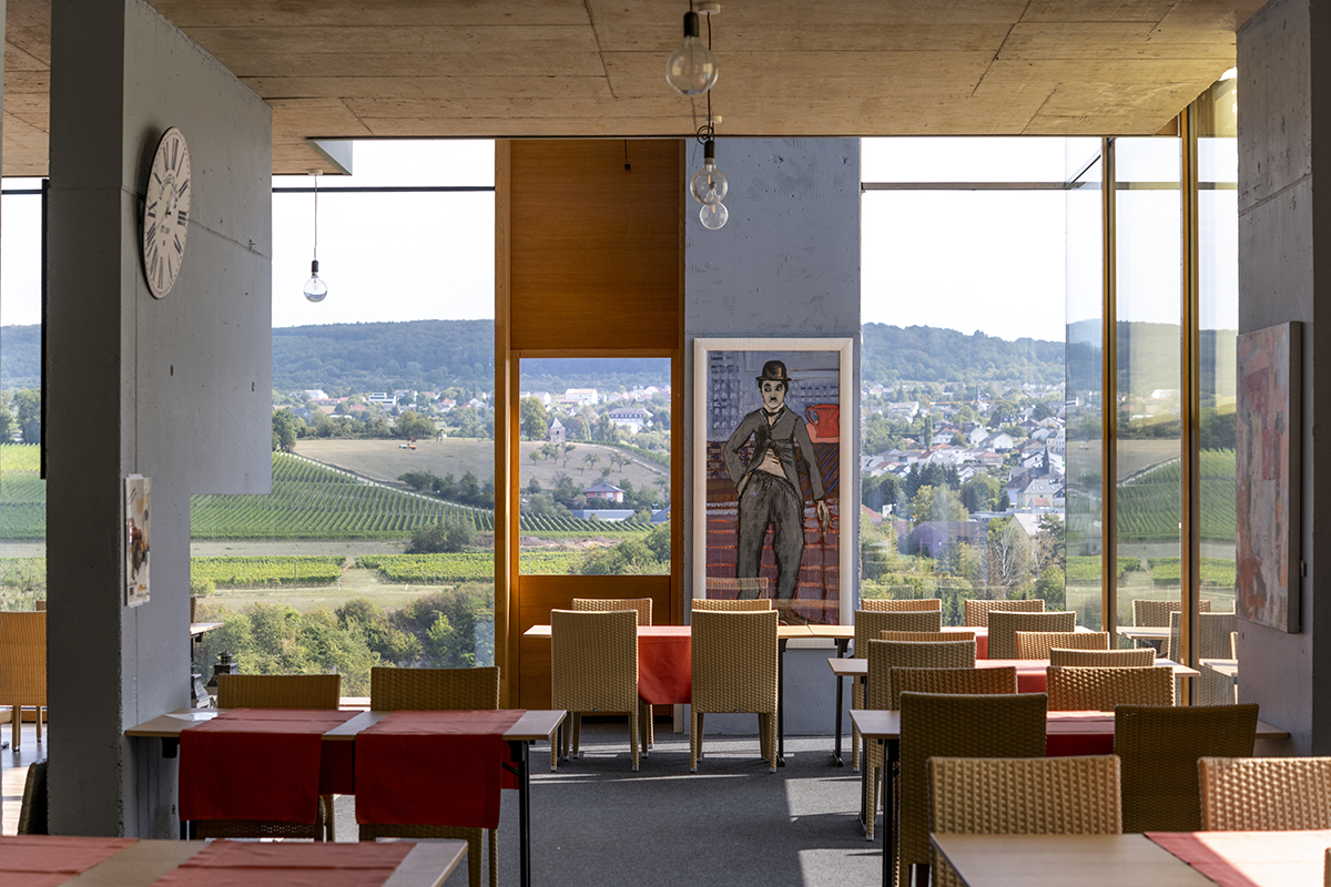 Le domaine s’étend sur 22 hectares surplombant la Moselle luxembourgeoise, sur lesquels est posé le majestueux site de production (crédit Domaine Henri Ruppert)