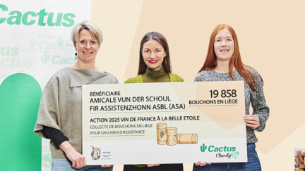 De g. à d. : Légende photo de g. à d. : Madame Aline Kuffer (ASA), Cathy Leesch (Cactus S.A) et Madame Magali Bordang (ASA) 3 dames tiennent un chéque géant