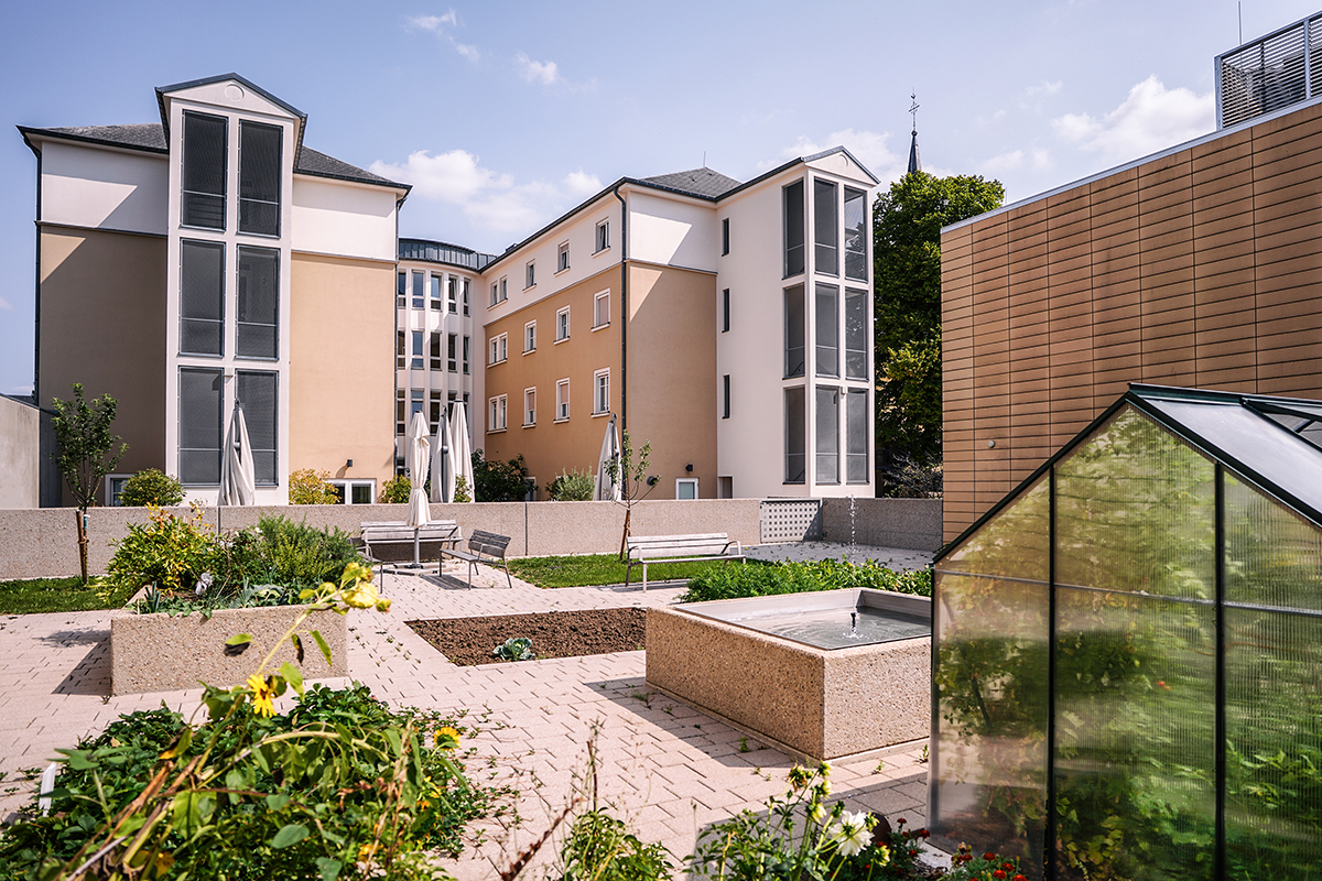 ZithaSenior dispose d’une large offre d’accueil. Les maisons de soins (Seniories) hébergent les résidents plus dépendants atteints de maladies chroniques ou de démence. Depuis une dizaine d’années, ZithaSenior propose également un accueil en logement adapté et encadré au sein des résidences seniors, s’adressant aux seniors valides souhaitant quitter leur grande maison pour retrouver un espace confortable, qui offre toutes les commodités (crédit Emmanuel Claude / Focalize)