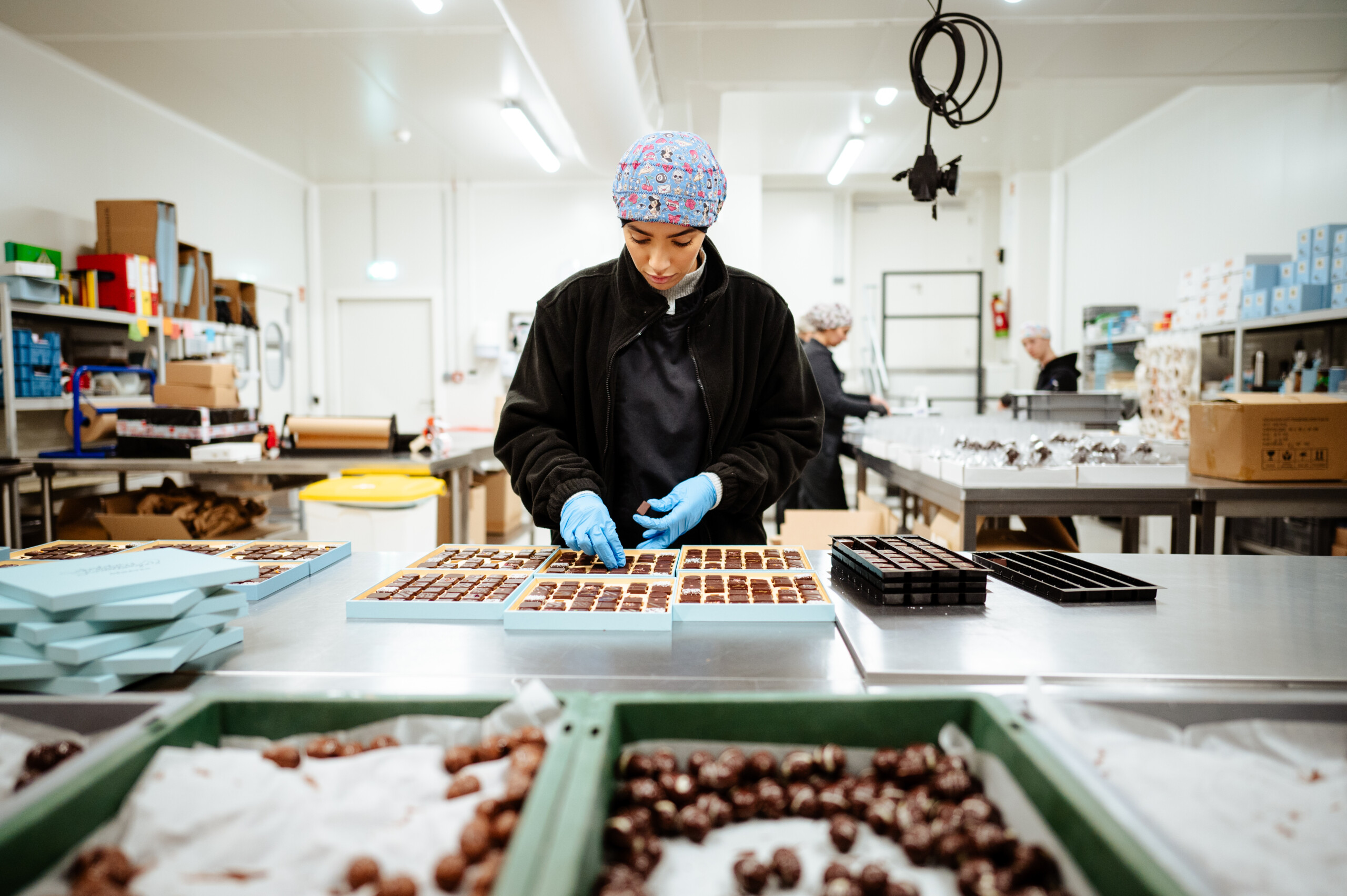 Reprise en 2017 par Alexandra Kahn, la chocolaterie a pris une nouvelle dimension et régale les gourmands avec des créations originales et savoureuses et des recettes inédites à chaque saison (crédit Anouk Flesch).