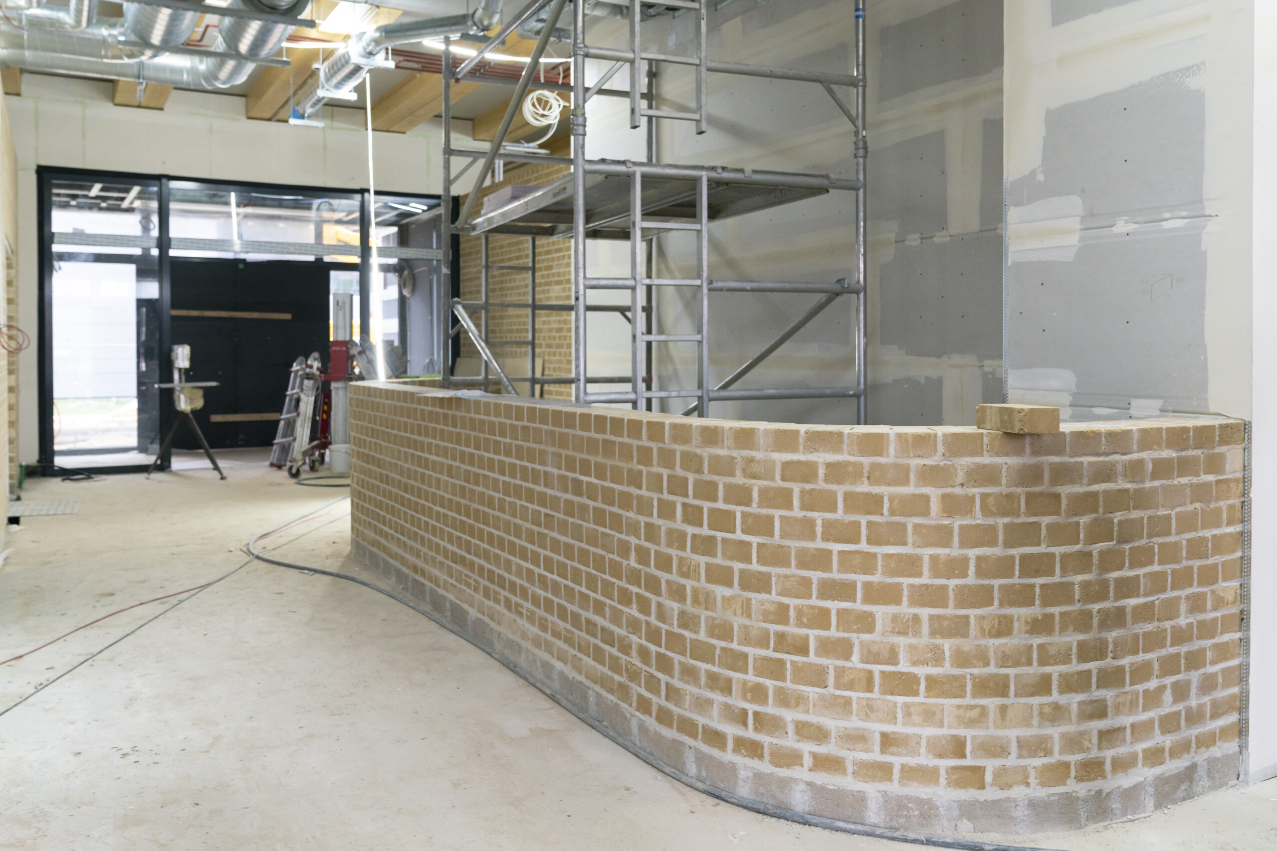  L’incubateur de Bissen est le premier projet au Luxembourg à faire usage des briques de terre crue Geobloc pour la réalisation de maçonneries intérieures de parement, sous l'impulsion du ministère de l'Économie et sous l'exécution de l'entreprise CDCL SA (crédit Emmanuel Claude  /Focalize).