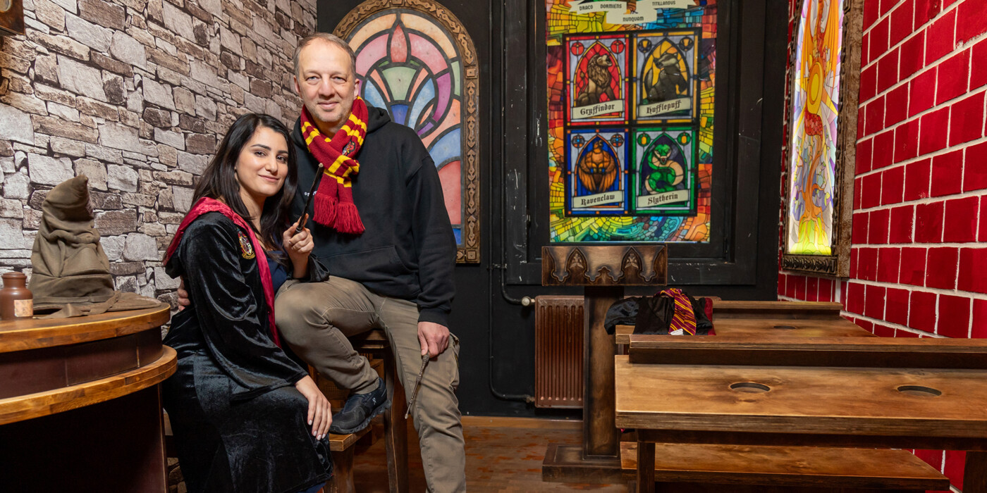 Un homme et une femme assis