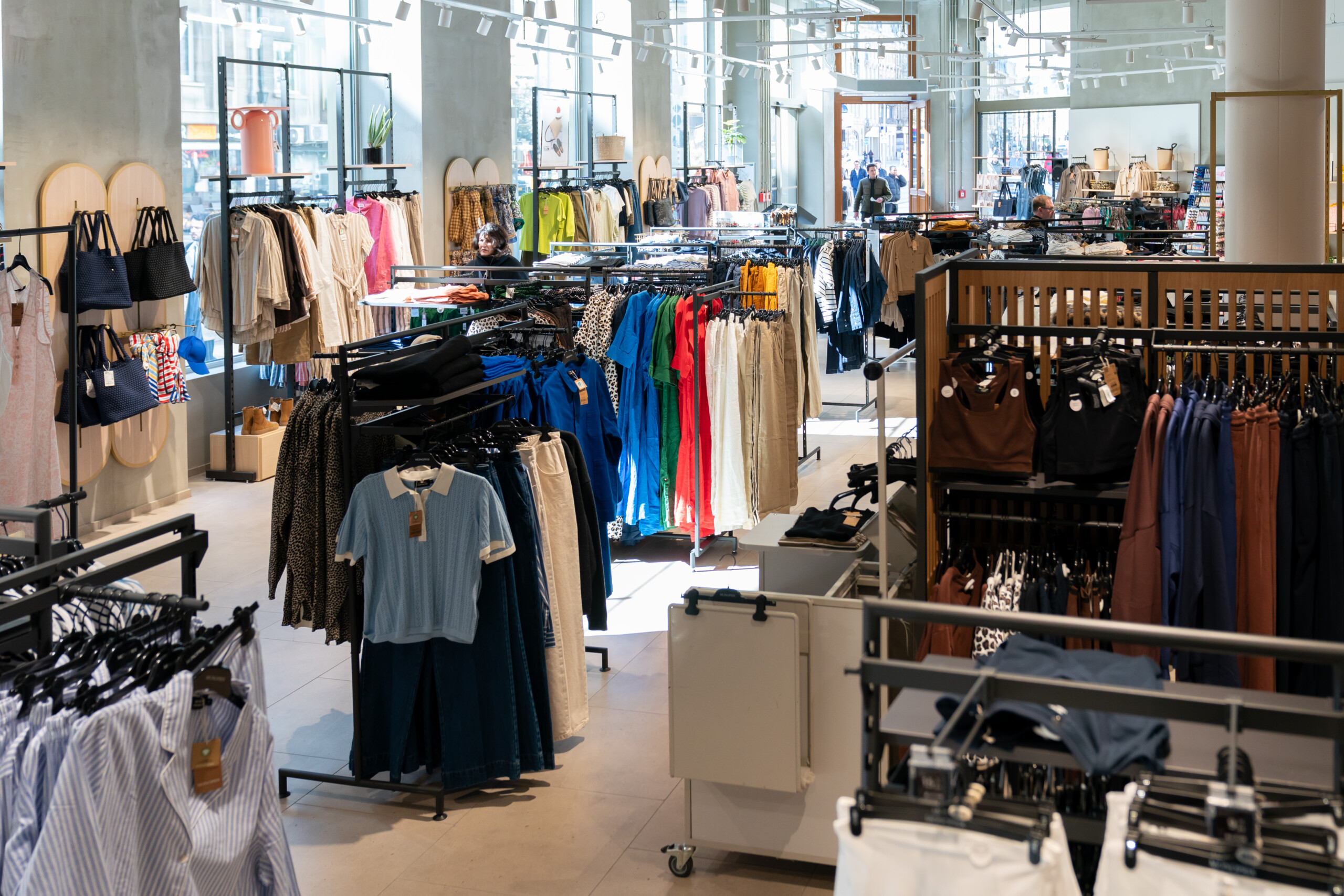 Le rayon textile est entièrement consacré à la mode pour les adultes, les rayons pour enfants étant, eux, bien développés au magasin de la place Guillaume II. (crédit : Emmanuel Claude / Focalize)