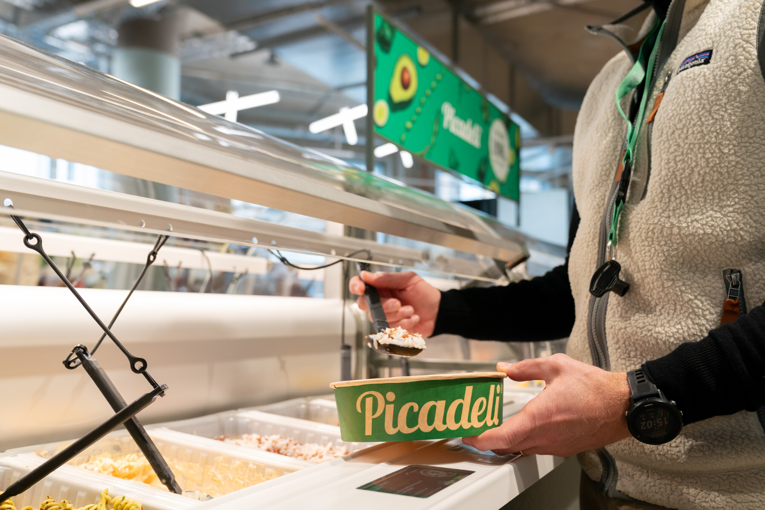 Un bar à salade, bien positionné non loin de l'entrée, propose une offre de restauration à la nombreuse clientèle d'employés du quartier  gare. (crédit : Emmanuel Claude / Focalize)