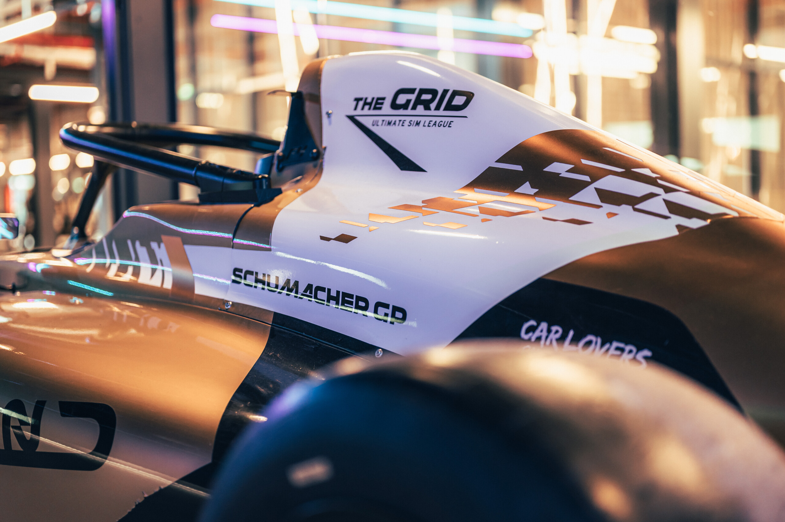 Une authentique Formule 4 accueille les visiteurs à l’entrée du centre de Luxembourg. (crédit : e-motion)