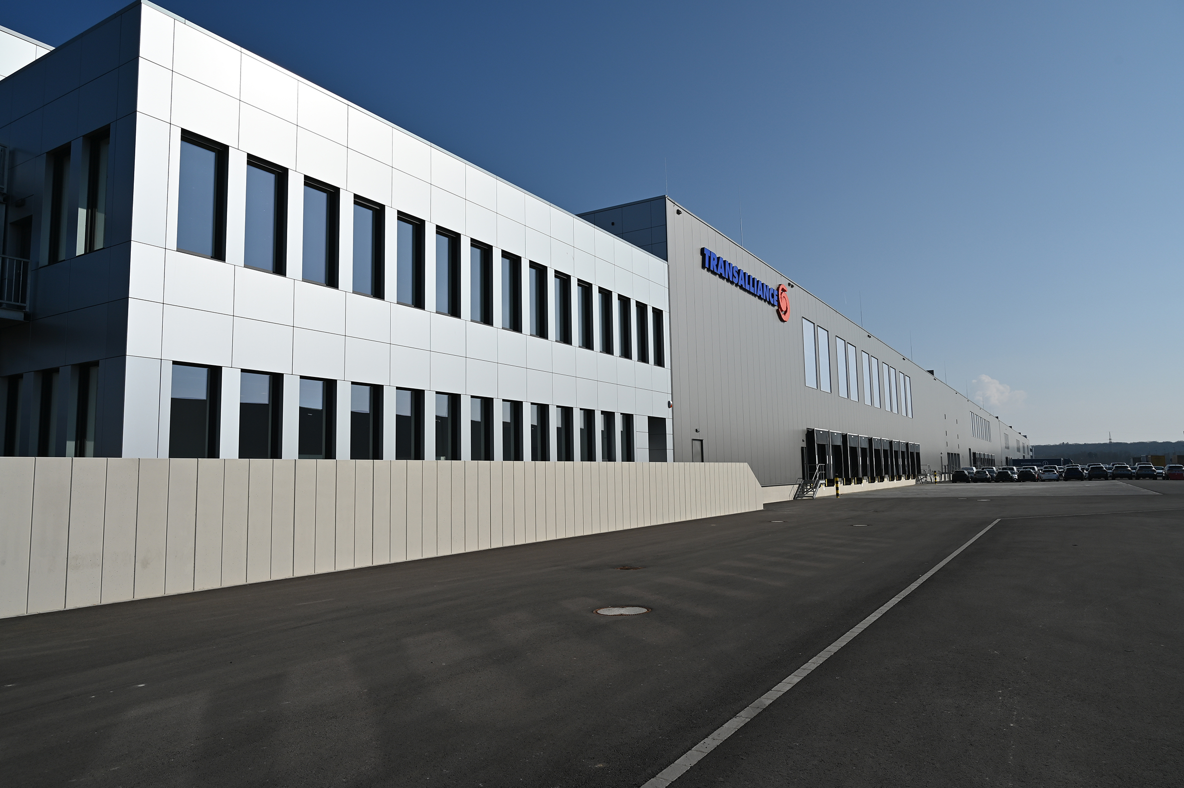 La société Transalliance, d’origine française, a installé son siège européen (01) et un entrepôt de 33.000 m2 (02) sur le site Eurohub Sud à Dudelange (crédit Transalliance).