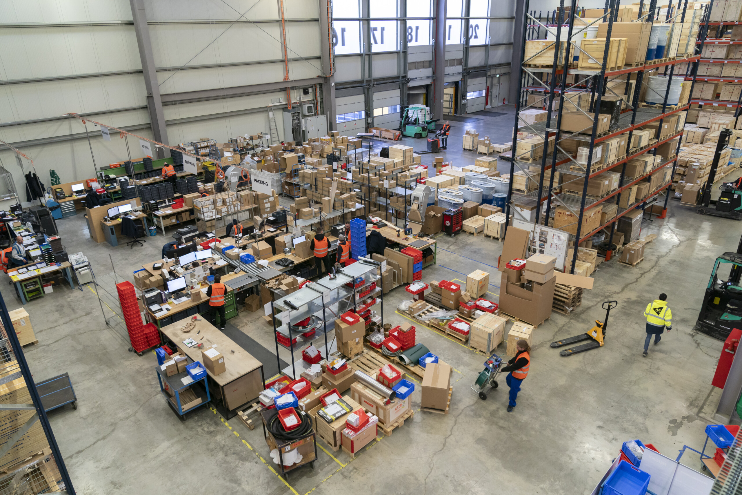 Une vaste zone de l’entrepôt est consacrée aux opérations de regroupement et d’emballage des articles pour la préparation des commandes (crédit Emmanuel Claude / Focalize).