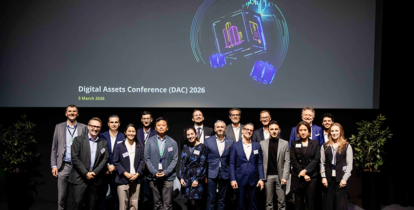 Plusieurs personnes sur une scène