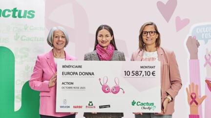 3 femmes tiennent un chèque géant