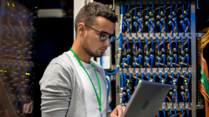 Mixvoip renouvelle son partenariat avec MeluXina pour faire monter en puissance ses services IA Homme travaillant sur un ordinateur