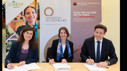 3 personnes signent des documents