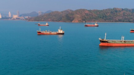 Les pertes liées au blocage du détroit d’Ormuz, ont atteint 14 millions de barils par jour en mars 2026. (crédit : Getty images / Unsplash) détroit d'Ormuz et navires de transport de marchandises