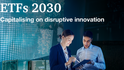 ETF Assets under Management set to reach US$35 trillion by 2030, more than doubling ETF assets over the next 5 years 2 personnes regardent un écran
