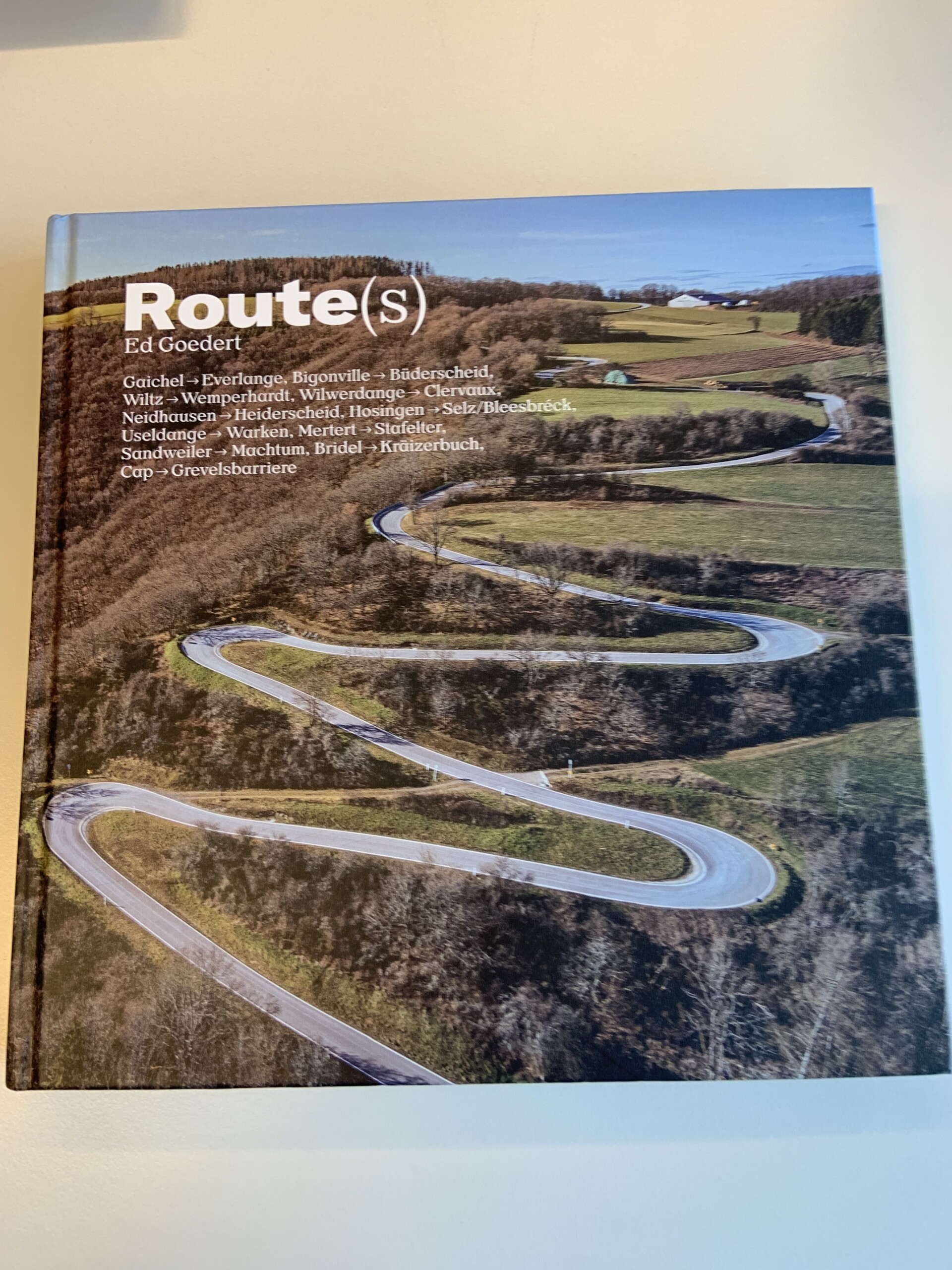 Dans Route(s), un magnifique ouvrage, Ed Goedert partage sa passion pour la (les) route(s) du Grand-Duché au travers d’une dizaine d’itinéraires documentés et richement illustrés (crédit EG Marketing).