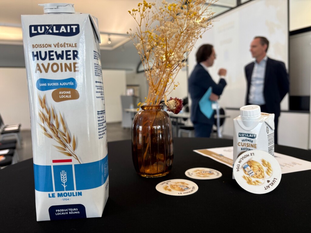 Une boisson et une préparation culinaire sur une table avec en arrière-plan deux entrepreneurs