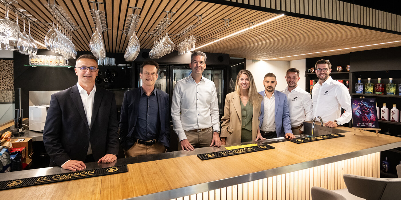 Plusieurs personnes deriière un bar