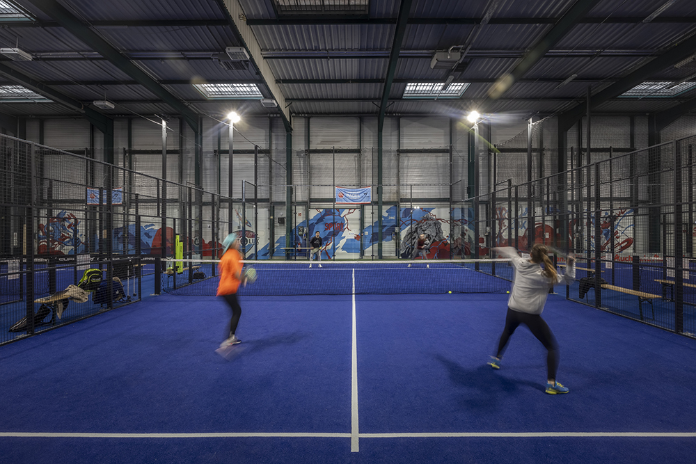 Sur plus de 5.000 m2, Sport4Lux propose différents espaces dédiés, entre autres, au football indoor, aux amateurs de padel, une quiz room recréant un vrai plateau TV avec un animateur, un corner shop, une salle « enfants » pour les anniversaires ou encore un sportsbar (crédit laurent Antonelli / Blitz).