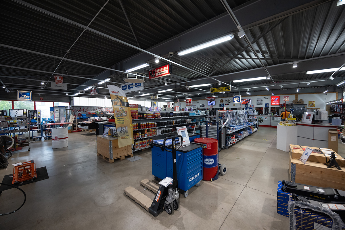 L’entreprise familiale et indépendante compte aujourd’hui près de 100 employés spécialisés dans les pièces détachées et mécaniques automobiles (crédit Laurent Antonelli / Agence Blitz)