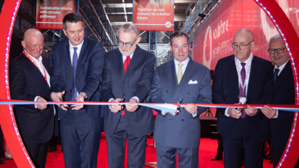 Plusieurs hommes coupent un ruban d0inauguration