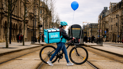 1 personne traverse la route à côté de son vélo