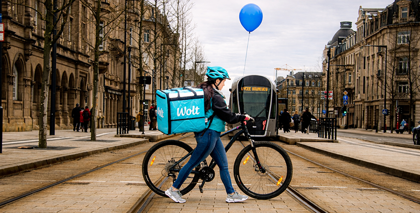 1 personne traverse la route à côté de son vélo
