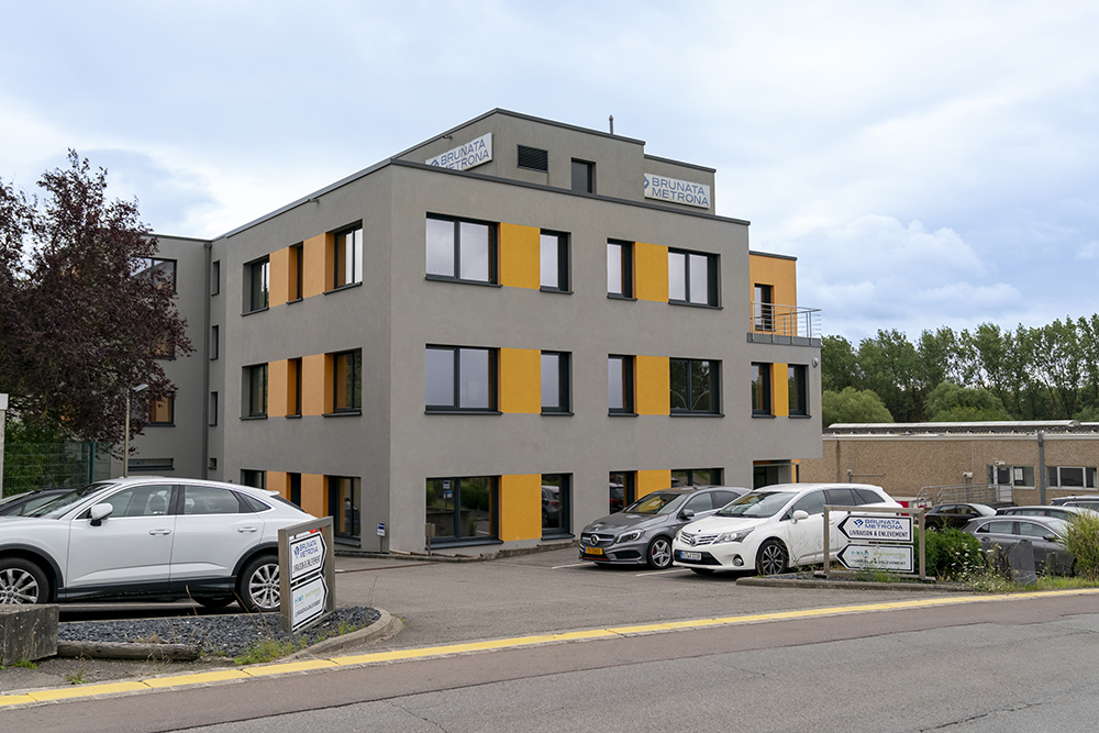 Le bâtiment de BrunataMetrona, construit sur la zone d’activité économique de Kehlen a été conçu sur mesure pour les besoins de l’entreprise, avec une partie bureaux pour les services administratifs et une partie entrepôt. Le bâtiment sert également de laboratoire pour des solutions de gestion des ressources. Il va bientôt produire sa propre électricité, avec l’objectif d’atteindre la neutralité carbone en 2025 (crédit Emmanuel Claude / Focalize).