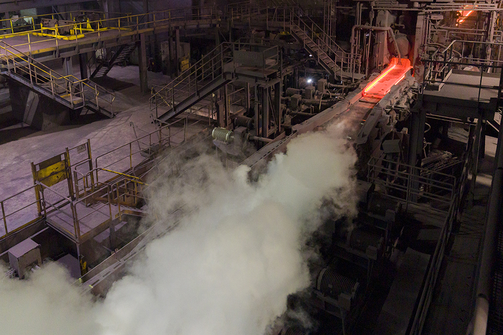 Le site d’ArcelorMittal Differdange fabrique des poutrelles Jumbo et des aciers à haute performance qui jouissent d’une réputation mondiale en matière d’utilisation dans les immeubles de grande hauteur (crédit Emmanuel Claude / Focalize).