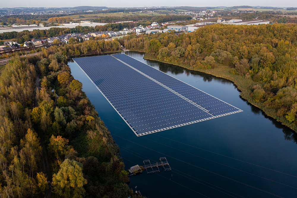 Un exemple de réalisation récente  de centrales photovoltaïques de grande capacité, mises en œuvre grâce à la collaboration d’entreprises : le projet de centrale flottante installée sur un ancien étang industriel d’ArcelorMittal à Differdange (crédit Enovos).