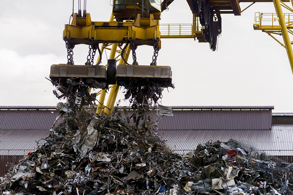 Les fours électriques, qui remplacent les hauts fourneaux dans les aciéries, sont alimentés par de la mitraille, c’est-à-dire des fragments de divers métaux de récupération (crédit Emmanuel Claude / Focalize).