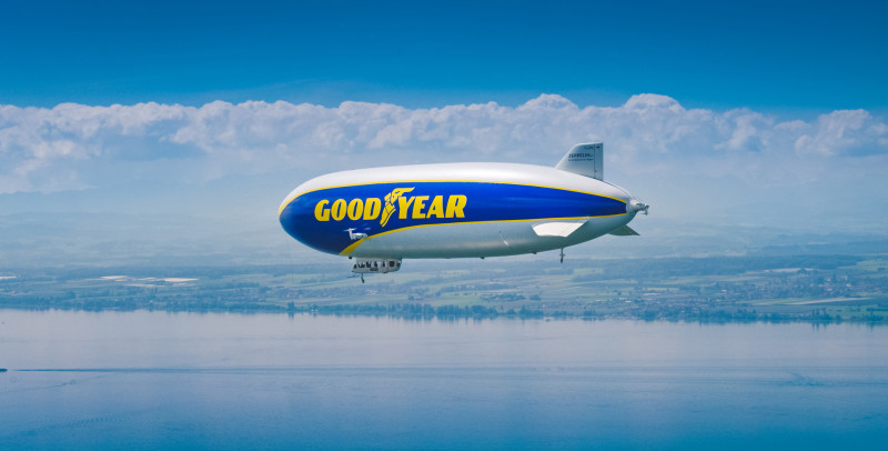 Un ballon dirigeable dans le ciel