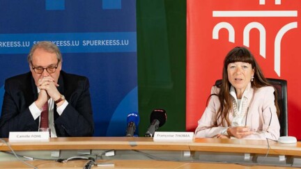 2 personnes assise à une table