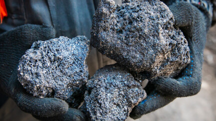 Eurasian Resources Group’s Kazchrome Secures EPD for High-Carbon Ferrochrome, Advancing Green Supply Chains 2 mains tenant 3 pierres