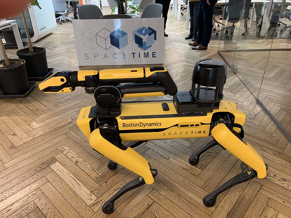  Grâce à des chiens-robots et des drones qui scannent l'espace avec des lasers, Space Time peut collecter toutes les informations nécessaires sur la géométrie de l'espace, selon les instructions du pilote à distance sur des sites tels que les bâtiments existants et les chantiers de construction, les mines, les forêts ou les infrastructures routières (crédit Space Time)