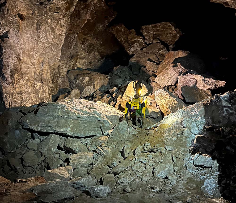 Grâce à des chiens-robots et des drones qui scannent l'espace avec des lasers, Space Time peut collecter toutes les informations nécessaires sur la géométrie de l'espace, selon les instructions du pilote à distance sur des sites tels que les bâtiments existants et les chantiers de construction, les mines, les forêts ou les infrastructures routières (crédit Space Time).