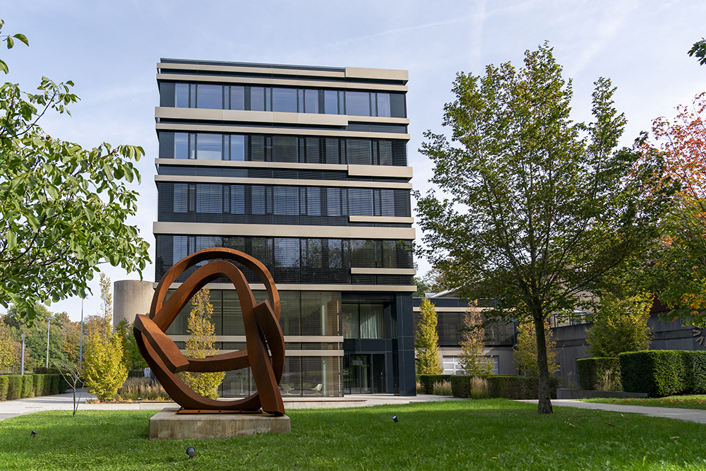 Le siège d’Enovos à Eschsur-Alzette, 
inauguré en 2014, répond aux critères des certifications environnementales Breeam et HQE (crédit Emmanuel Claude / Focalize)