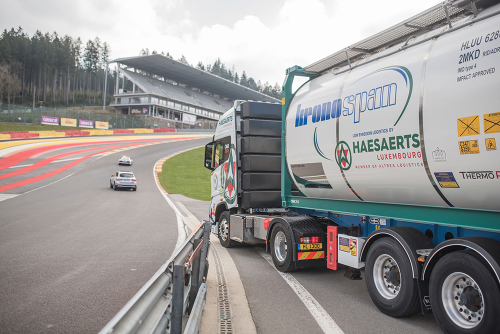 Intégrée aujourd’hui à Altrea Logistics Group, et travaillant en étroite collaboration avec Traffuco via Haeserts Intermodal depuis 2021, Haesaerts Luxembourg est une référence dans les transports multimodaux de gaz et de liquides en citernes pour l'industrie chimique. La société a mis en circulation récemment le premier camion au Luxembourg fonctionnant sur le principe du Dual fuel, alimenté par un  mélange de biodiesel et d’hydrogène (crédit  Haesaerts Luxembourg).