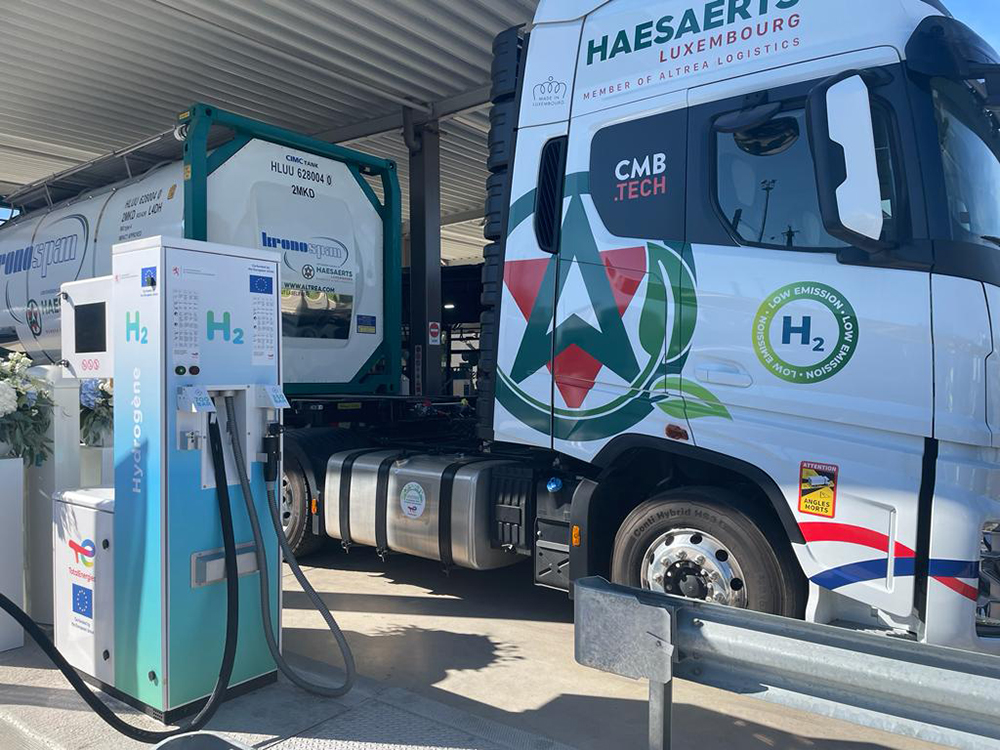 Intégrée aujourd’hui à Altrea Logistics Group, et travaillant en étroite collaboration avec Traffuco via Haeserts Intermodal depuis 2021, Haesaerts Luxembourg est une référence dans les transports multimodaux de gaz et de liquides en citernes pour l'industrie chimique. La société a mis en circulation récemment le premier camion au Luxembourg fonctionnant sur le principe du Dual fuel, alimenté par un  mélange de biodiesel et d’hydrogène (crédit  Haesaerts Luxembourg).