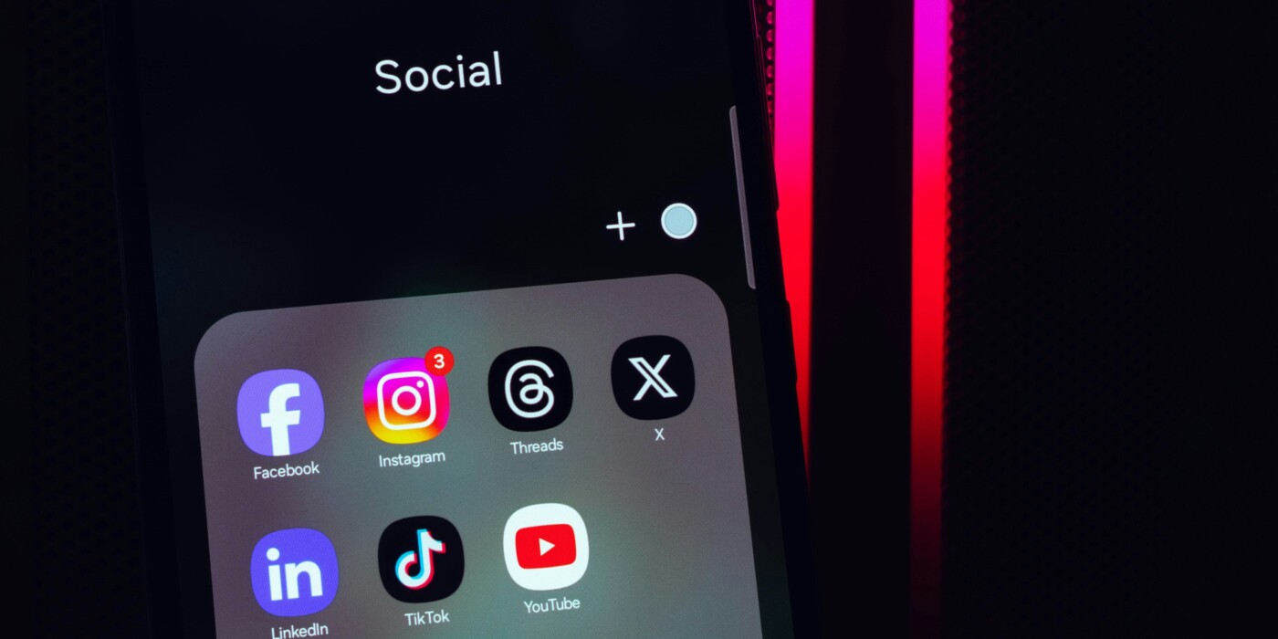 Smartphone qui affiche des icônes de média sociaux