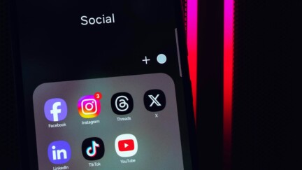 Smartphone qui affiche des icônes de média sociaux