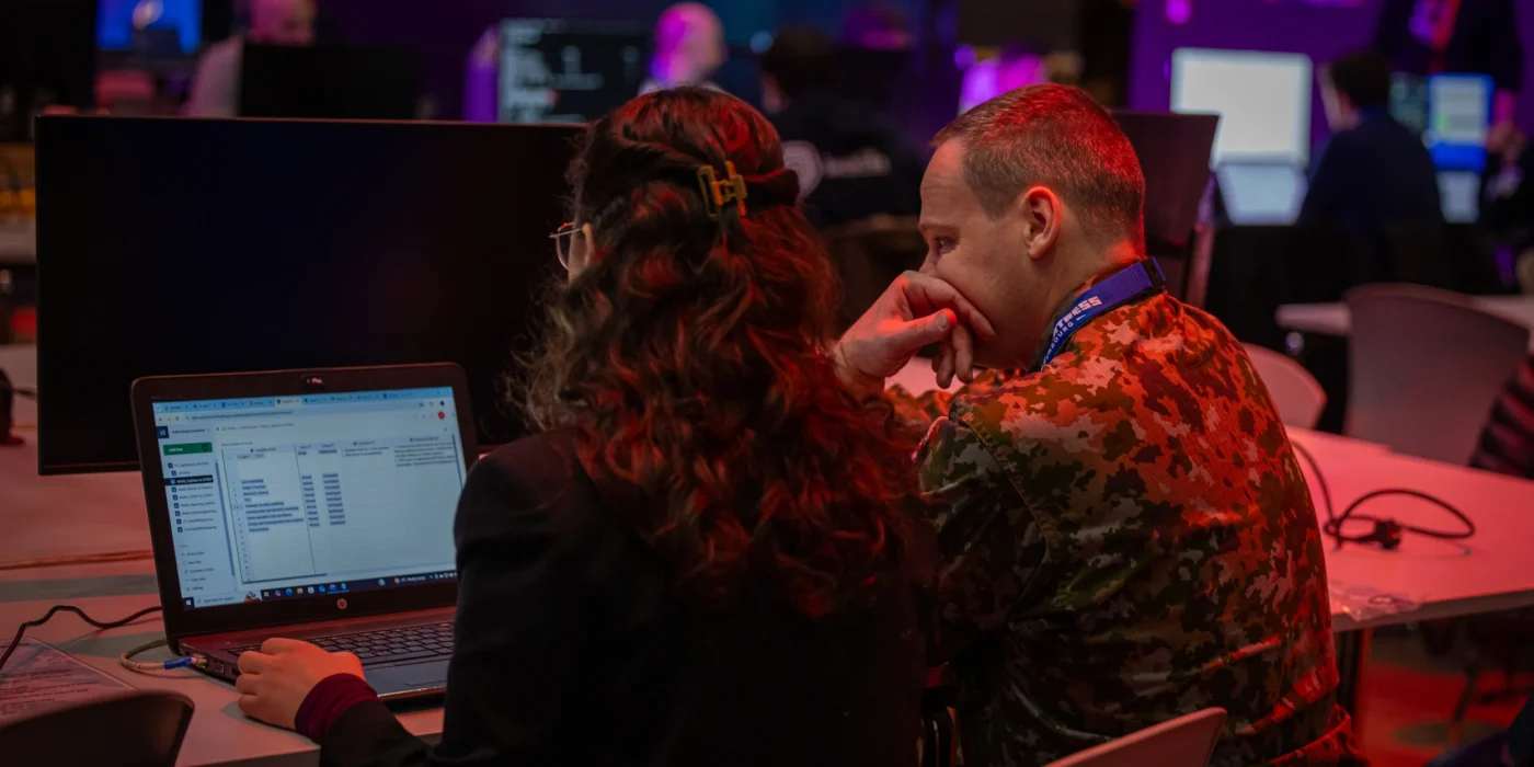 Un soldat et une analyste devant un ordinateur