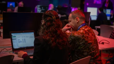 Le plan du Luxembourg en matière de défense cible des niches technologiques dans lesquelles le pays excelle déjà (crédit : Armée luxembourgeoise) Un soldat et une analyste devant un ordinateur