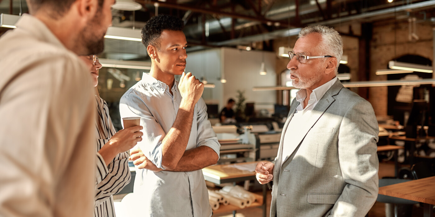 Des hommes en train de discuter dans une entreprise