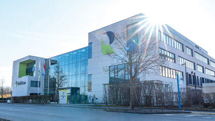 Raiffeisen – Dans un environnement marqué par l’incertitude, Banque Raiffeisen clôture l’exercice 2025 sur un résultat net en hausse de 11 % Batiment sous le soleil