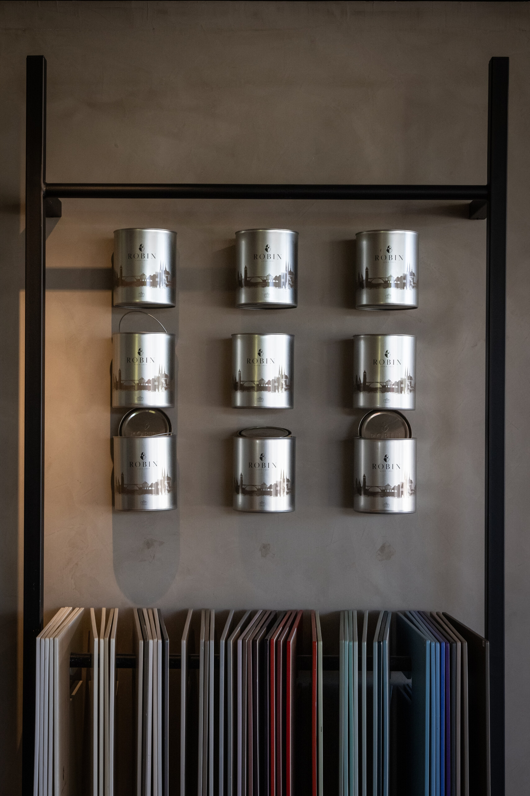 Robin colore les inspirations de sa clientèle avec une gamme variée de teintes (crédit : Laurent Antonelli/agence Blitz).