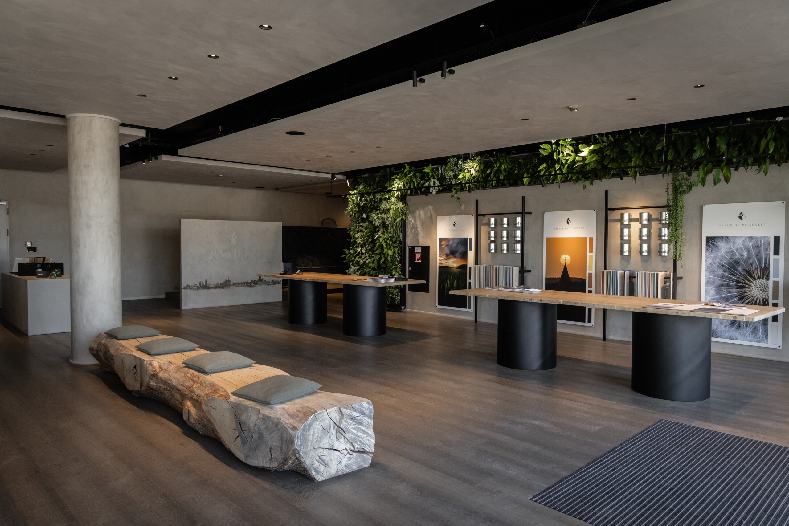 Elegance et chaleur humaine : Peintures Robin conseille la clientèle dans un showroom à son image à Leudelange (crédit : Laurent Antonelli/agence Blitz).