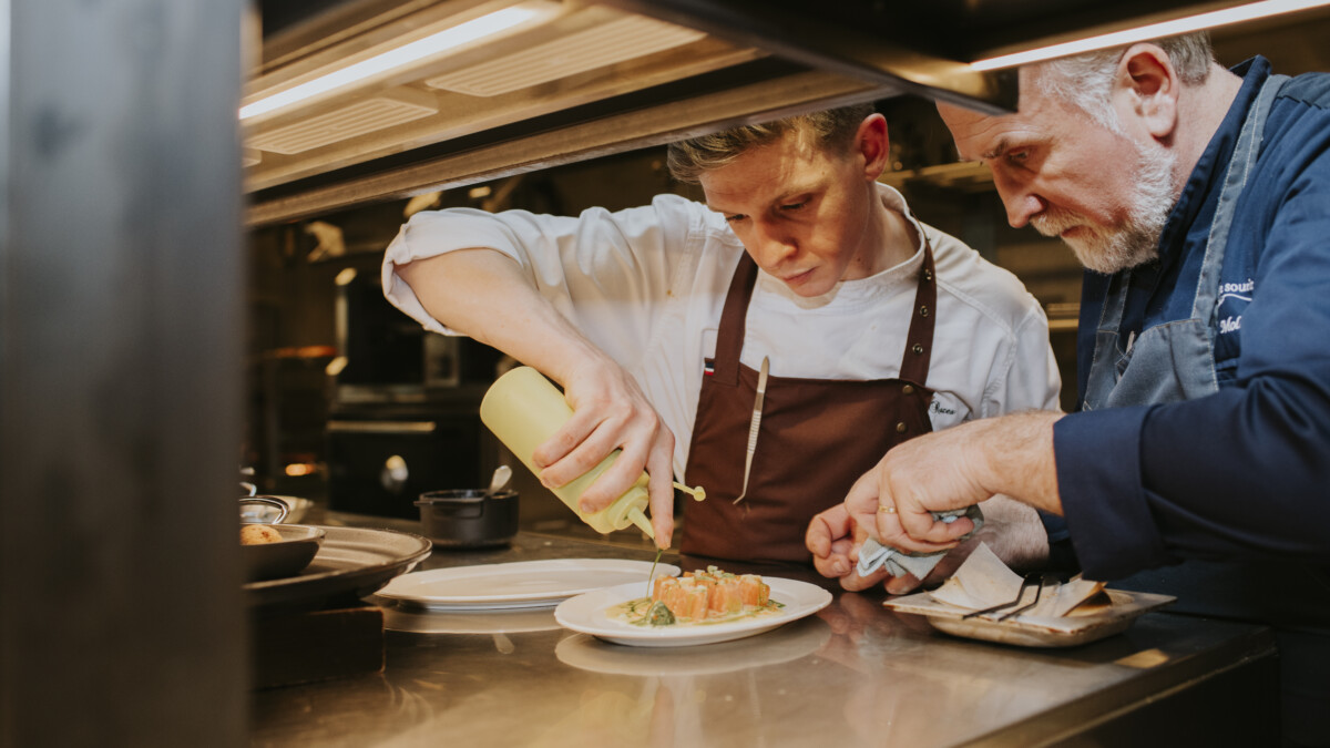 Specto sourit à Cyril Molard