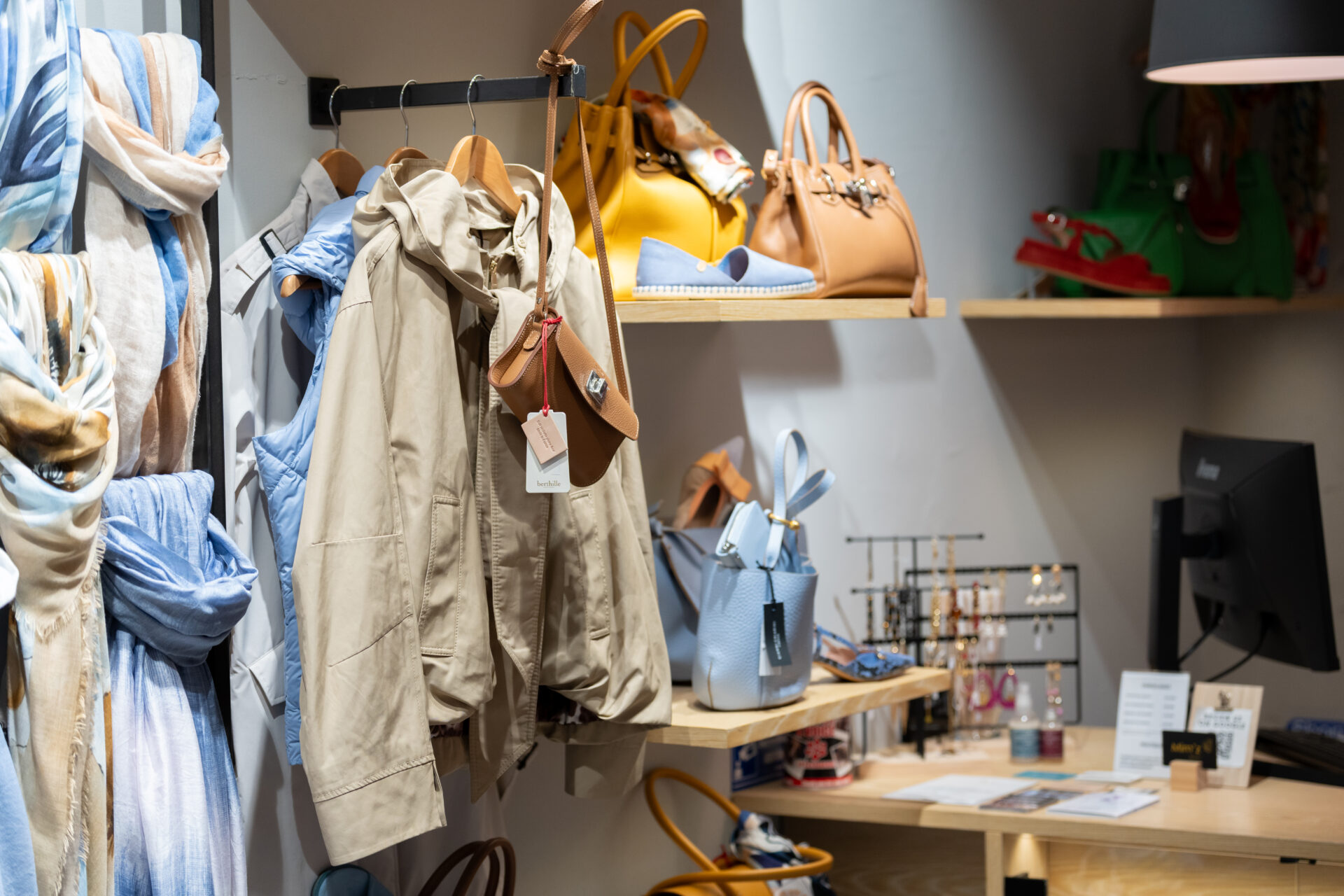 La boutique Mim’z by Julie propose, sur 100m2, un assortiment complet d’accessoires et de vêtements d’extérieur, de fabrication européenne, qui change à chaque saison. (crédit : Emmanuel Claude / Focalize)
