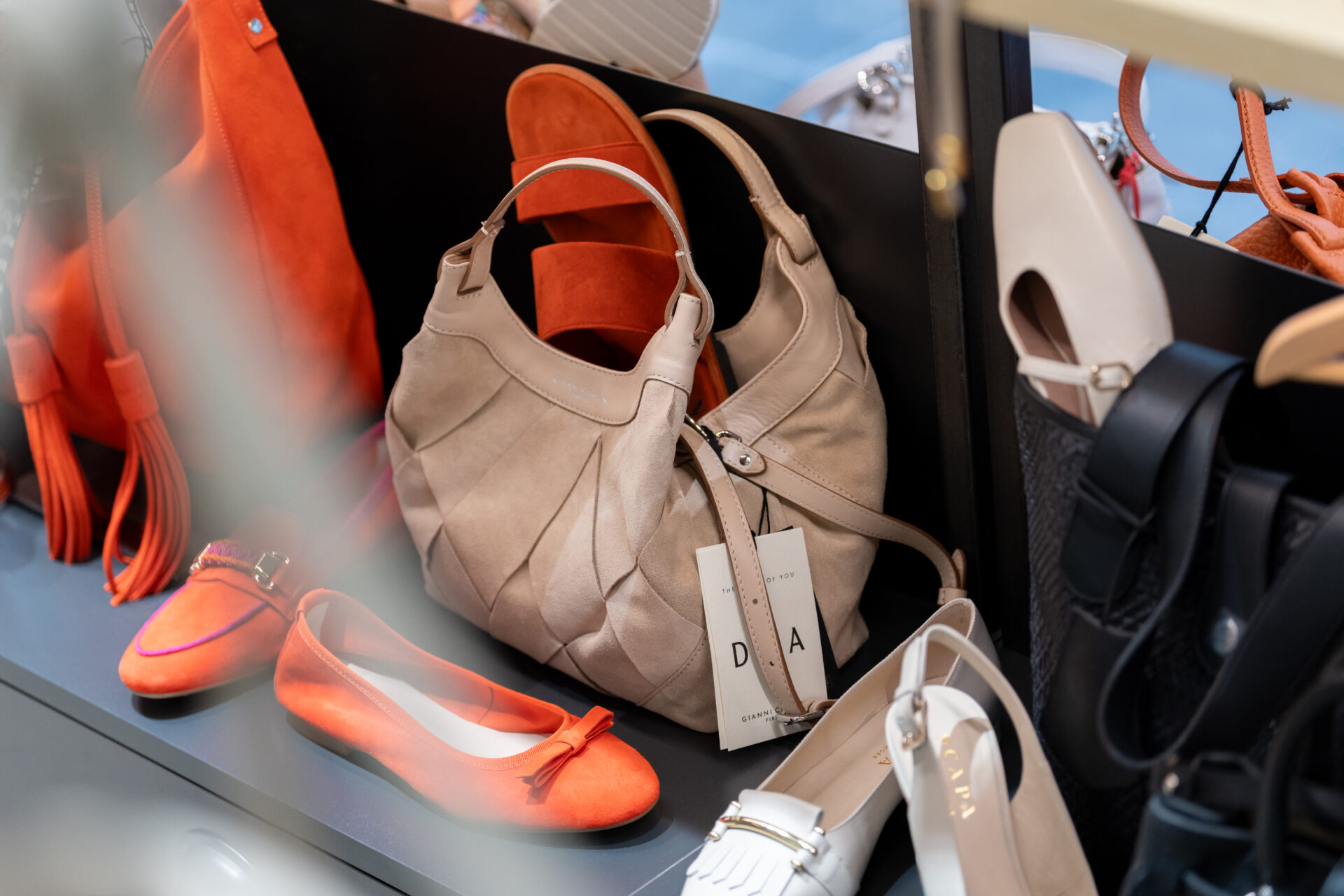 La boutique Mim’z by Julie propose, sur 100m2, un assortiment complet d’accessoires et de vêtements d’extérieur, de fabrication européenne, qui change à chaque saison. (crédit : Emmanuel Claude / Focalize)