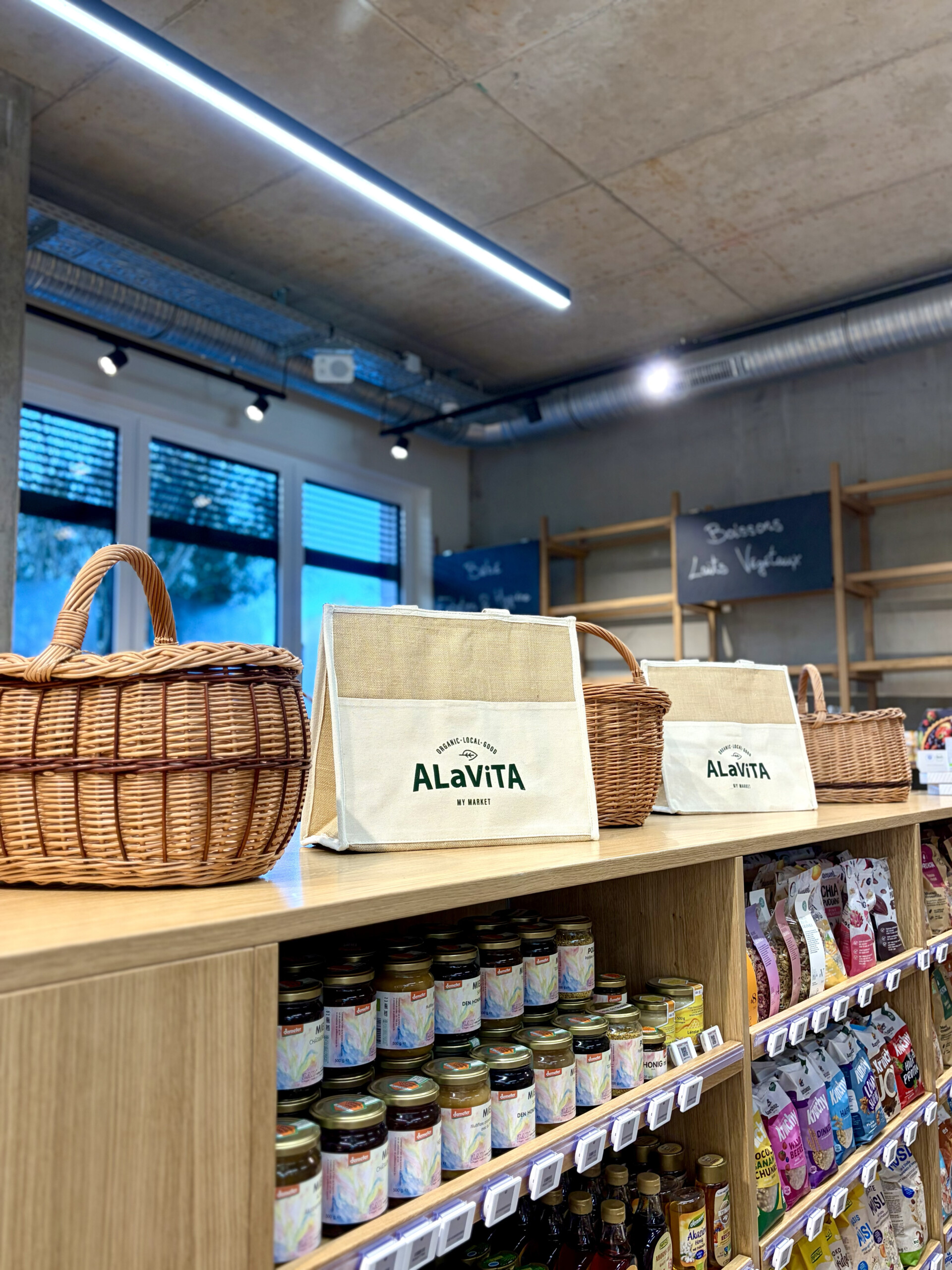 Alavita Bridel propose quelque 3.000 références de fruits et légumes de saison, produits frais, boucherie, épicerie, cosmétiques et produits d’entretien pour la maison, ainsi qu’un joli coin repas permettant de déguster sur place une gamme de plats faits maison. (crédit : Alavita)
